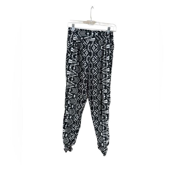 Dizzire Small Black and White Geometric Pants - Picture 3 of 10
